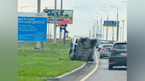 В Воронеже на Остужевской развязке перевернулся Volkswagen