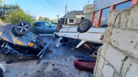 Два автомобиля перевернулись ночью у пиццерии на улице Чапаева в Воронеже