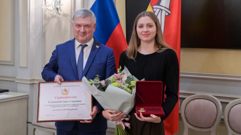 Губернатор Александр Гусев поздравил воронежскую пловчиху Дарью Клепикову с победой на чемпионате мира