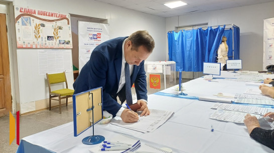 Глава Хохольского района проголосовал на выборах депутатов Госдумы РФ