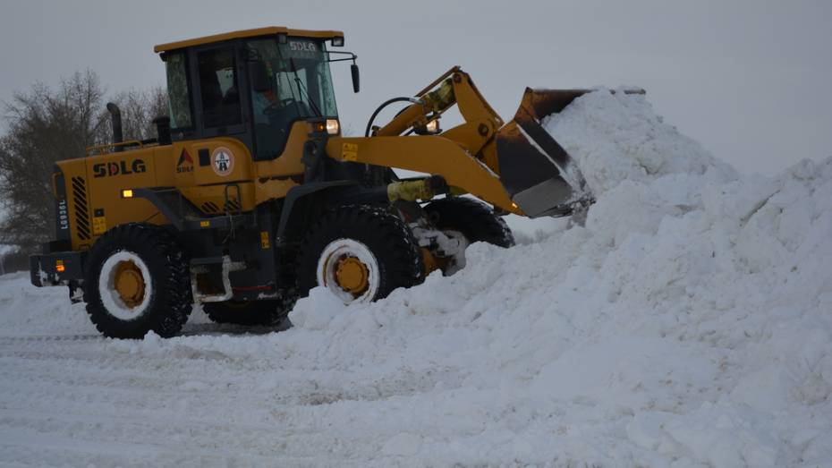 Нижнедевицкие дорожники потратили более 12 часов на очистку проездов от снега