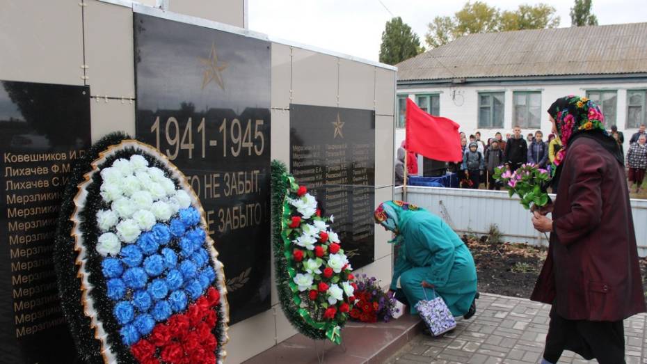 В терновском селе Тамбовка отремонтировали памятник погибшим в ВОВ землякам