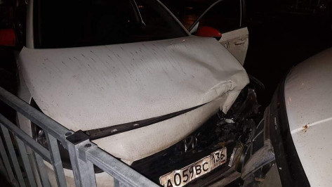 Компания воронежцев напала на таксиста и устроила ДТП на угнанной машине