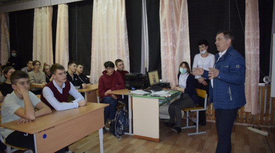 Лискинские волонтеры рассказали школьникам о поддержке Российской армии