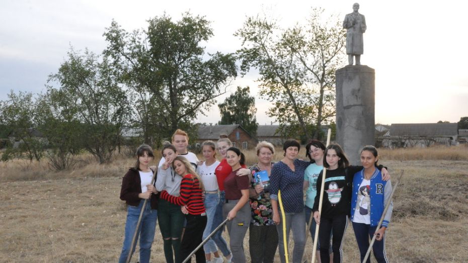Репьевские школьники решили обновить памятник Ленину в селе
