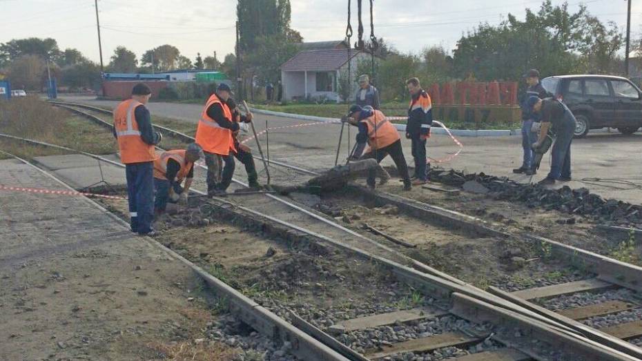 В семилукском поселке отремонтировали аварийный железнодорожный переезд