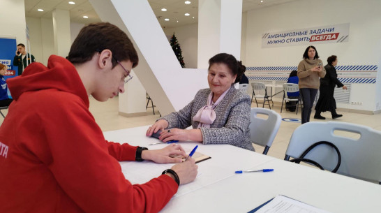 «Он имеет огромный опыт». Воронежцы продолжают ставить подписи за выдвижение Владимира Путина на президентские выборы