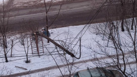 В Советском районе Воронежа автомобиль ночью на большой скорости влетел в столб