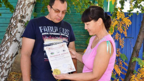Супругов из Бутурлиновки на агровыставке наградили золотой медалью за розы