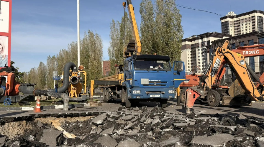 Специалисты ремонтируют канализационный коллектор на Московском проспекте в Воронеже