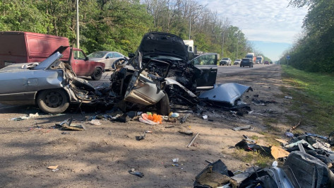 Груда металлолома: под Воронежем произошло жуткое смертельное ДТП с тремя машинами