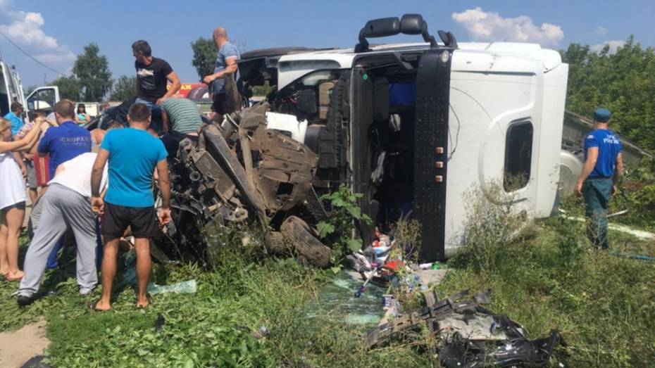 В Воронежской области столкнулись грузовик Iveco и Mitsubishi: погибли двое