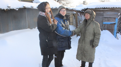 В панинском селе Красный Лиман-1 подростки спасли замерзающую на обочине пенсионерку