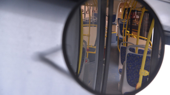 В Воронеже мужчина разбил кирпичами окна автобуса, в котором находились пассажиры
