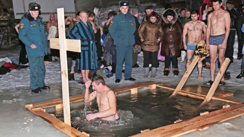 Более 700 бобровчан окунулись в крещенскую воду 