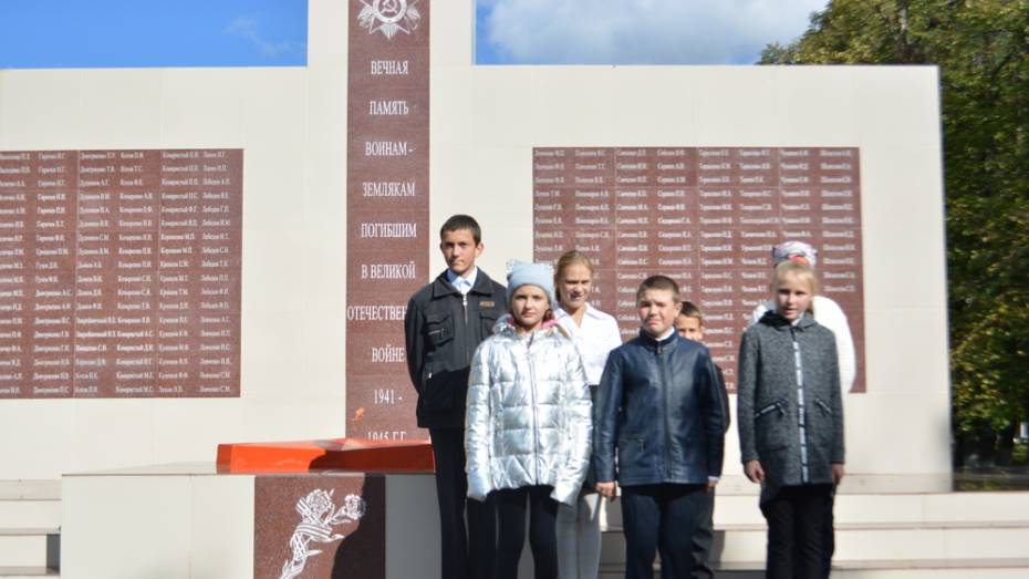 В калачеевском селе Ясеновка отремонтировали памятник погибшим в годы ВОВ землякам