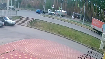 Крушение грузовика с мороженым сняли на видео в Воронеже