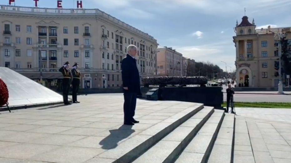 Воронежский губернатор возложил цветы к мемориалу Победы в Минске