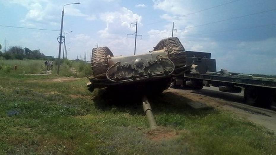 В Богучаре танк, который перевозили военные, упал с платформы тягача и перевернулся