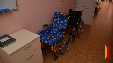 В Воронеже инвалид на обледеневшем пандусе упал с коляски и сломал обе ноги