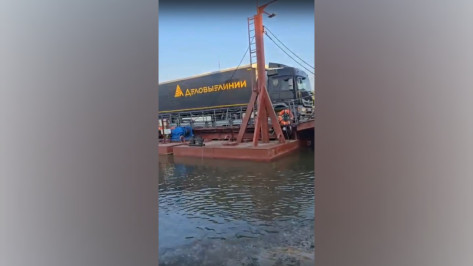 Серьезный ущерб экологии: сотни литров горючего вылились в Дон из пробитого бензобака фуры в Воронежской области