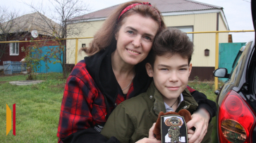 Участники СВО передали юному лискинскому волонтеру благодарность за помощь