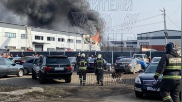 Воронежцы сообщили о крупном пожаре в мебельном цеху в Шилово