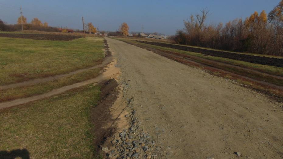 В таловском селе Тишанка на отсыпку дорогу щебнем потратили более 3,7 млн рублей