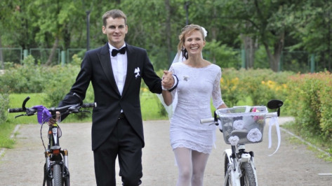 Велосвадьба в Воронеже: играли в «велоручеек» на дамбе, водили велохороводы на Адмиралтейке и принимали поздравления от гостей других свадеб