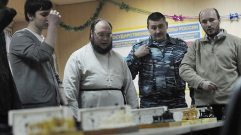 В Воронеже прошел шахматный турнир между священнослужителями и заключенными