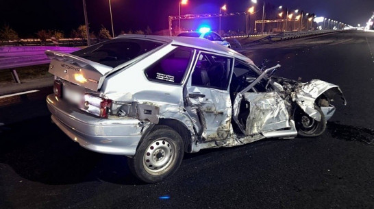 Под Воронежем легковушка столкнулась с грузовиком: пострадали два человека