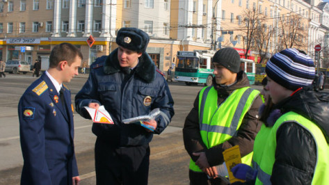 Сотрудники ГИБДД поздравили воронежских водителей с Днем защитника Отечества
