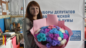 В Воронежской области председателю участковой избирательной комиссии букет из 65 хризантем подарил бывший ученик