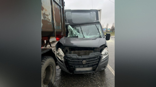 В Воронеже в тройном ДТП пострадал водитель грузовой «Газели»