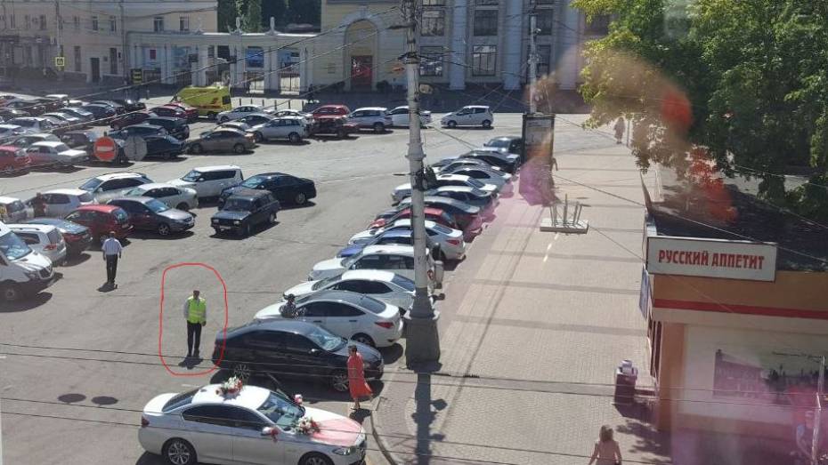 Возле воронежского ЗАГСа парковщики незаконно брали плату с автомобилистов