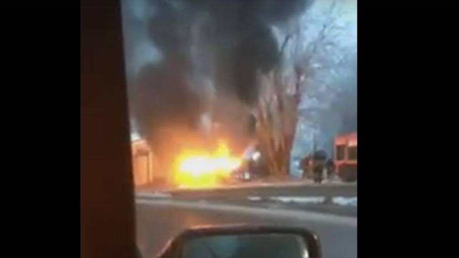 Воронежцы сняли на видео загоревшуюся в центре города «Ладу Надежду» 