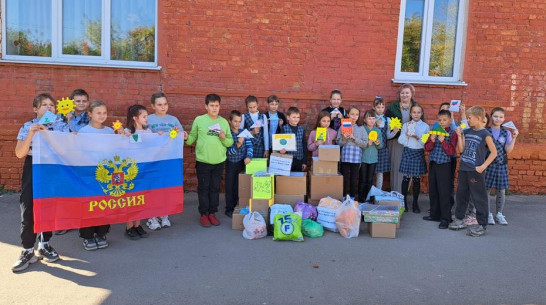 Острогожские волонтеры передали 200 детских писем и более 300 подарков раненым бойцам СВО