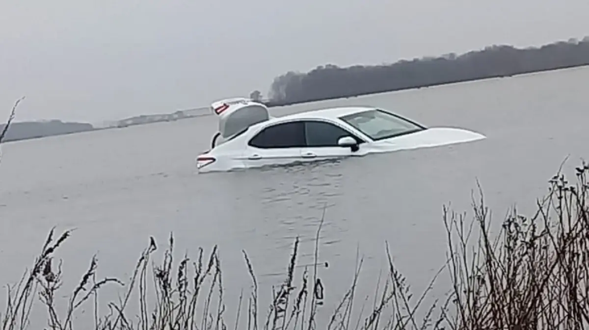 Под Воронежем машина ушла под воду при попытке проехать по затопленному  мосту: видео