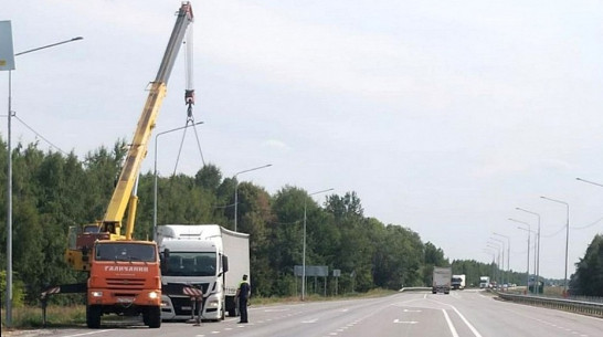 В Борисоглебске полицейские помогли водителю большегруза