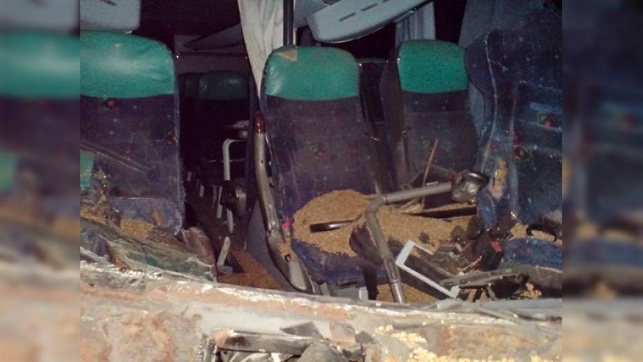 В Богучарском районе автобус Neoplan врезался в КамАЗ с прицепом