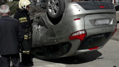 В центре Воронежа после ДТП перевернулась «Лада»