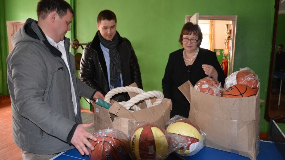 Поворинской первой городской школе бывшие выпускники подарили спортинвентарь