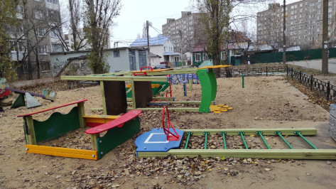 Разрушенную из-за ремонта теплосети детскую площадку в Воронеже восстановят спустя месяц