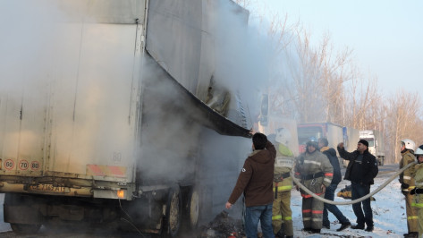 В Воронежской области на трассе загорелся грузовик