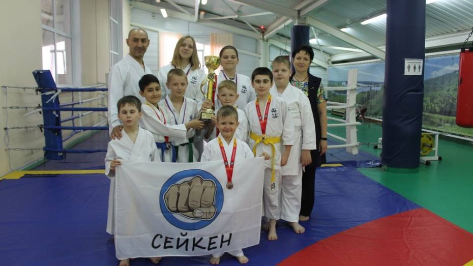 Хохольские каратисты завоевали 7 медалей на открытом кубке Курской области