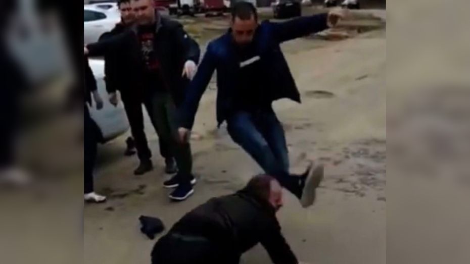 Видео: в Воронеже двое мужчин избили таксиста