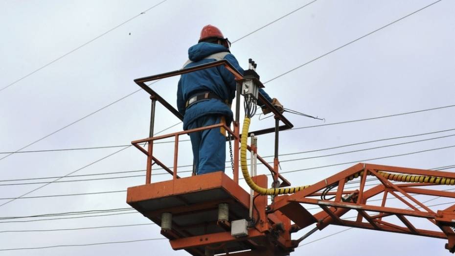 В Поворинском районе наледь на проводах спровоцировала электроаварии