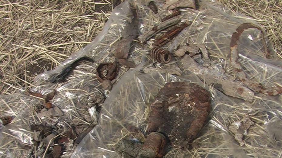 В Воронежской области поисковики нашли останки летчика и части сбитого в 1942 году самолета