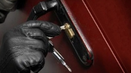 В Ольховатском районе 2 парня украли в частном доме охотничьи костюмы и элитный алкоголь
