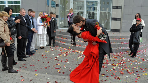 Воронежские молодожены отметили свадьбу в вампирском стиле